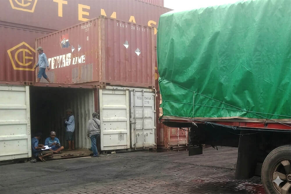 Trucking kargo Pupuk dari Pabrik menuju depo Container