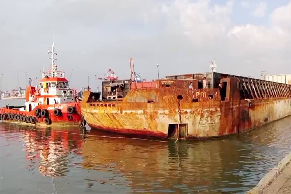 Tugboad & Barge proses sandar di Dermaga Jamrud Tanjung Perak Sby.