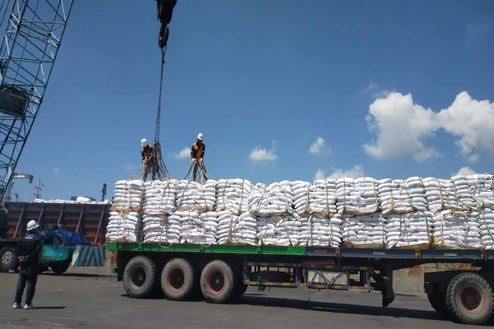 Proses Loading ke Kapal Tongkang di dermaga Jamrud Selatan, Sby