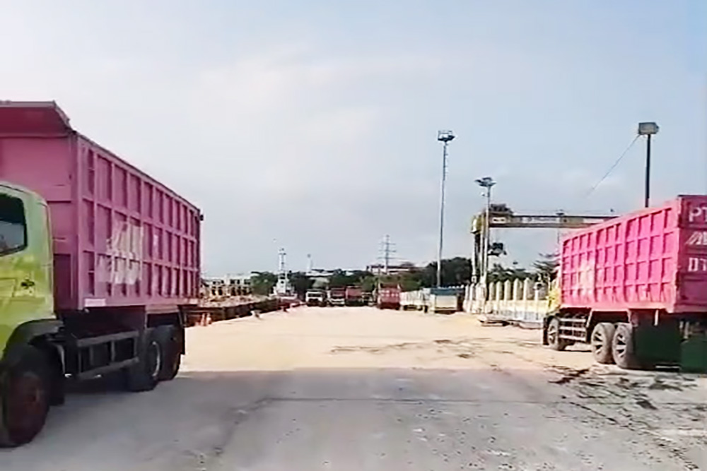 Menyiapkan truk-truk untuk menerima bongkaran ban di Nilam Tanjung Perak