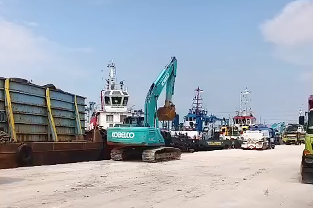 Menyiapkan alat mekanik untuk bongkar ban bekas di Nilam Tanjung Perak