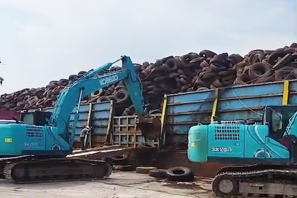 Proses awal pembongkaran ban bekas BG Anugerah Mulia di Nilam Tanjung Perak