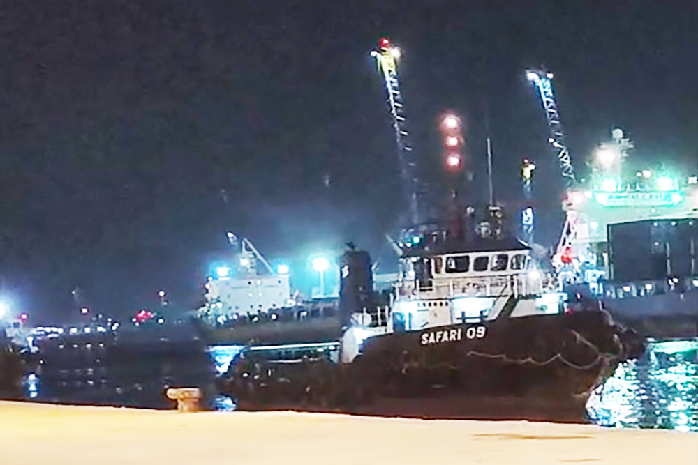 Proses sandar TB Safari 09 di dermaga Nilam Tanjung Perak Surabaya